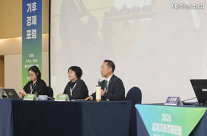 시민분과 토론 모습. 왼쪽부터 배보람 소장, 정연옥 사무처장, 현광민 과장.