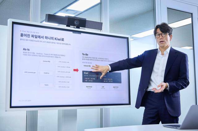 SK스퀘어가 AI 전환을 통해 'AI 네이티브' 투자 회사로 거듭나고 있다고 10일 밝혔다. 사진은 김용훈 SK스퀘어 AI혁신담당(CAIO)이 SK스퀘어 AX 전략을 설명하는 장면[사진=SK스퀘어]