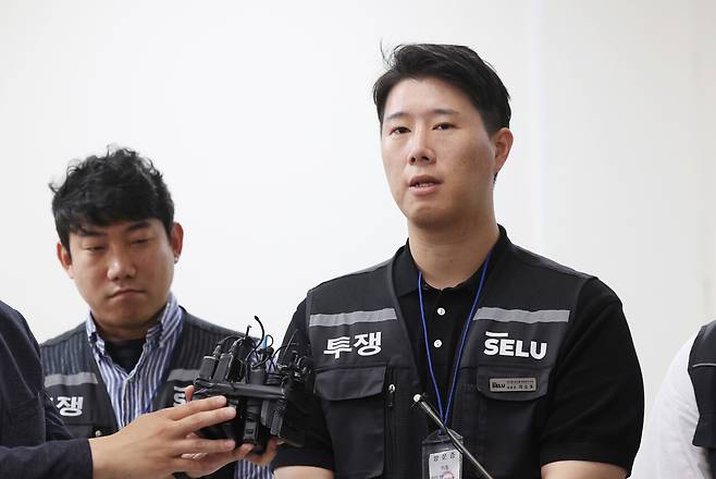 최승호 삼성그룹 초기업노동조합 삼성전자지부 위원장(오른쪽)과 이송이 부위원장(왼쪽)이 총파업 예고시점을 하루 앞둔 5월 20일 정부세종청사 중앙노동위원회에서 노사협상 결렬에 따른 총파업 강행 입장을 밝힌 뒤 협상장을 떠나고 있다. (공동취재) / 뉴스1