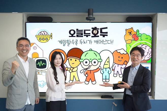 캐주얼 게임 '오늘두호두'를 개발한 김종윤 벨루가 대표, 주혜연 벨루가 연구팀장(서울대 인지과학연구소 박사), 서울대 의대 예방의학과 교수 (사진=카카오게임즈)