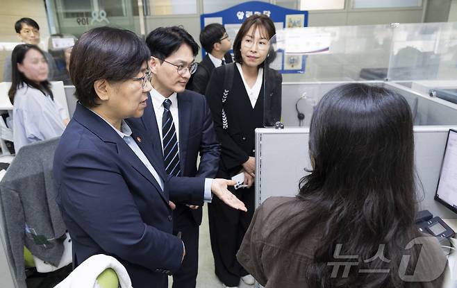 정은경 보건복지부 장관이 지난 5월 29일 오후 '자살예방상담전화 109' 상담센터를 방문해 현장 운영 상황을 점검하고 있다. (보건복지부 제공. 재판매 및 DB 금지) ⓒ 뉴스1