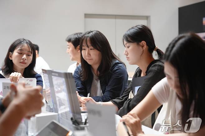 10일 서울 성수동 기아 채용 팝업 스토어에서 예비 지원자들이 현직자들과 채용 상담을 진행하는 모습(기아 제공)