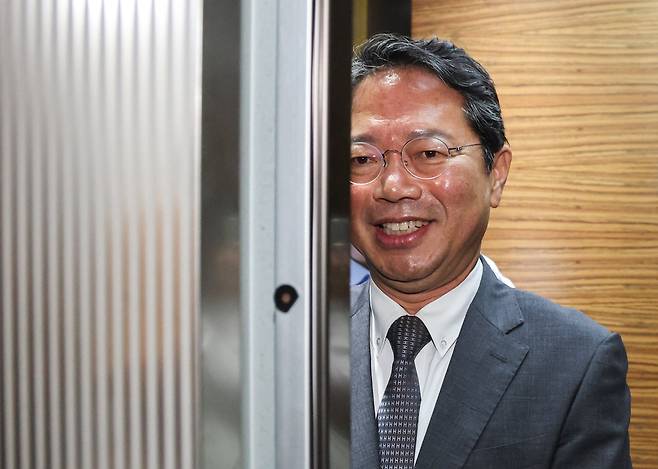 9일 오전 김승원 법무부 장관 후보자가 서울 종로구 적선현대빌딩에 마련된 인사청문회 준비사무실로 출근하며 승강기에 탑승하고 있다. /임지훈 기자