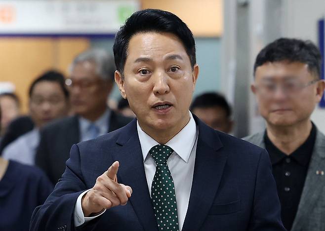 [서울=뉴시스] 오세훈 서울시장이 21일 서울 서초구 서울고등법원에서 열린 여론조사비 대납 의혹 관련 항소심 1차 공판에 출석하고 있다. 2026.08.21.