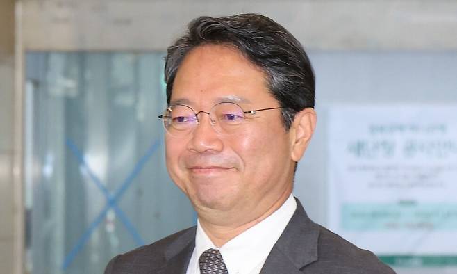 김승원 법무부 장관 후보자가 9일 서울 종로구 적선현대빌딩에 마련된 인사청문회 준비 사무실에서 외출하고 있다. 연합뉴스
