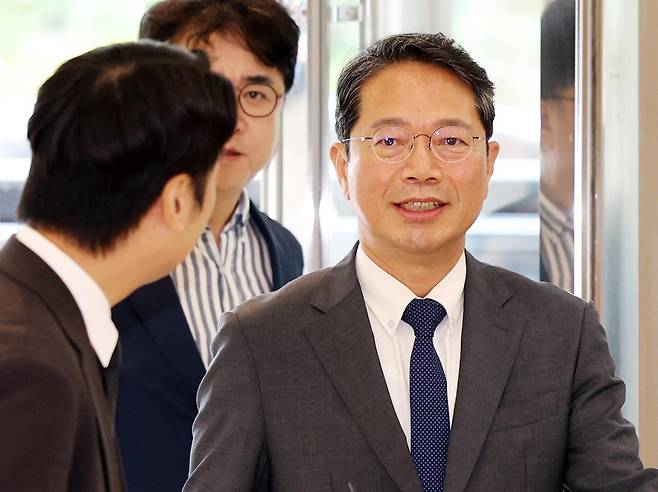 김승원 법무부 장관 후보자가 10일 서울 종로구에 마련된 인사청문회 준비사무실로 출근하고 있다. 뉴시스