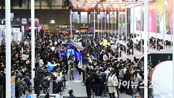 지난해 열린 국제게임전시회 '지스타 2025'에서 참관객들이 게임 체험을 위해 줄을 서고 있는 모습. [사진=곽영래 기자]