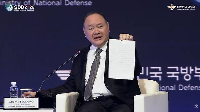 테오도로 장관이 8일 서울안보대화(SDD)에서 중국 측 쪽지를 들고 중국을 비판하고 있다. [사진 국방부 유튜브 캡처]