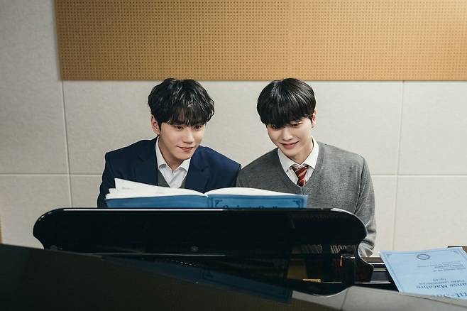 드라마 '포핸즈'에서 최정요 역을 맡은 이준영(왼쪽)과 강비오 역을 맡은 송강. [사진 tvN]