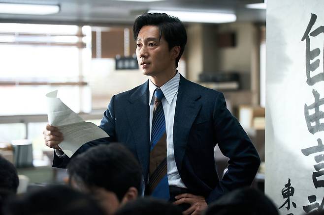 영화 '암살자(들)' 스틸컷. 동성일보 사회부장 재환(박해일)이 자유언론실천선언문을 읽고 있다. [사진 하이브미디어코프]