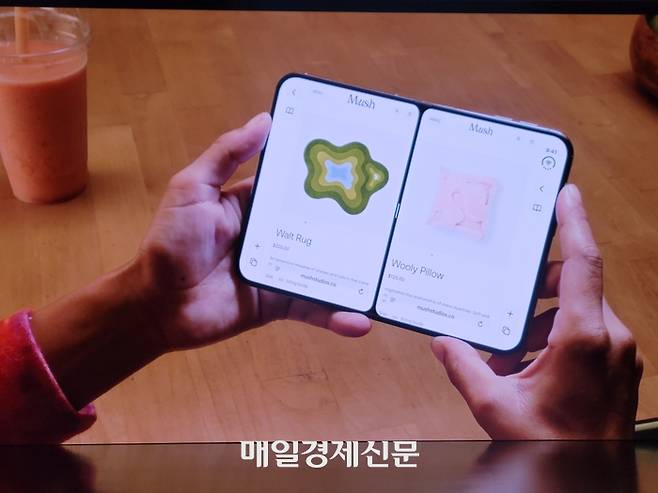 애플이 9일(현지시간) 선보인 첫 폴더블 폰 아이폰 듀오 [사진=원호섭 특파원]