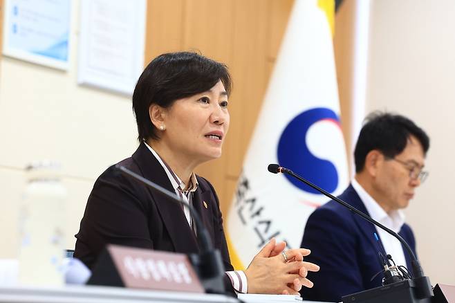 송미령 농림축산식품부 장관이 10일 정부세종청사에서 열린 출입기자단 간담회에서 농지 전수조사와 관련한 질문에 답하고 있다. [농림축산식품부 제공]