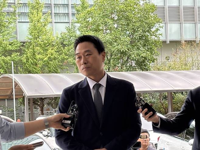 [서울=뉴시스] 이은서 인턴기자 = 용혜인 국회의원을 정치자금법 위반 등 혐의로 고발한 이종배 전 서울시의원이 10일 오후 고발인 신분으로 경찰에 출석하고 있다. 2026.09.10. photo@newsis.com *재판매 및 DB 금지