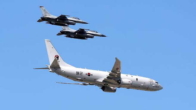 [서울=뉴시스] 정부가 호르무즈 해협에 P-8A 해상초계기, 군수지원함, 폭발물처리(EOD) 전력 등을 파견하는 방안을 검토 중인 것으로 알려졌다.파병 후보 전력으로 P-8 포세이돈과 해군 군수지원함, EOD 등 비전투 자산이 거론되고 있다고 한다.사진은 지난 2024년 9월 25일 경기 성남시 서울공항에서 열린 '건군 76주년 국군의 날' 미디어데이에서 비행하는 해군 초계기 모습. (사진=뉴시스DB) 2026.09.04. photo@newsis.com *재판매 및 DB 금지