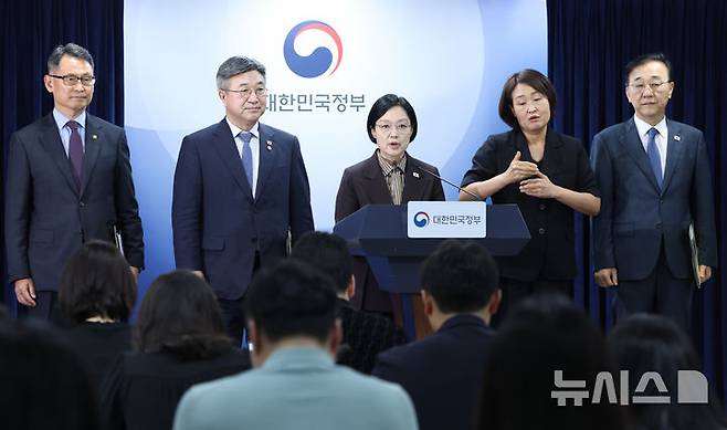 [서울=뉴시스] 조수정 기자 = 한성숙 국무총리·윤호중 행정안전부 장관·김윤덕 국토교통부 장관·허장 재정경제부 2차관이 3일 오전 서울 종로구 정부서울청사에서 행정·공공기관 이전 및 공공기관 기능개혁 관련 기자회견을 하고 있다. 2026.09.03. chocrystal@newsis.com