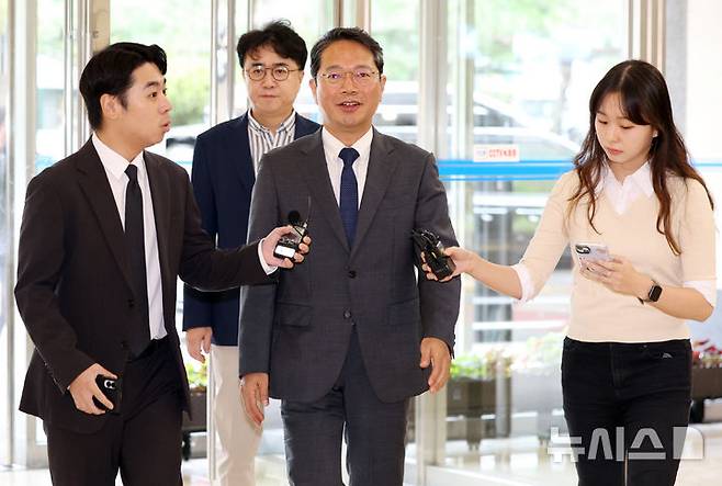 [서울=뉴시스] 이영환 기자 = 김승원 법무부 장관 후보자가 10일 오전 서울 종로구에 마련된 인사청문회 준비사무실로 출근하고 있다. 2026.09.10. 20hwan@newsis.com