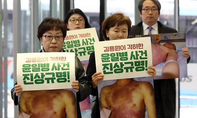 선임병들의 구타로 숨진 고 윤승주 일병의 유족. 뉴시스