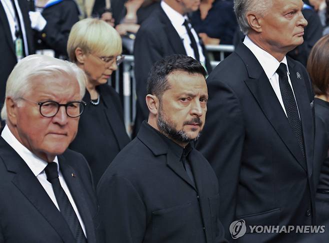 하랄 5세 노르웨이 국왕의 장례식에 참석한 젤렌스키 우크라이나 대통령(가운데) [AFP=연합뉴스. 재판매 및 DB 금지]