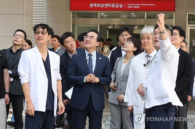 부산대병원 외상센터 둘러보는 박홍근 장관 (부산=연합뉴스) 강선배 기자 = 박홍근 기획예산처 장관이 10일 부산 서구 부산대학교병원 외상센터를 찾아 시설을 둘러보고 있다. 2026.9.10 sbkang@yna.co.kr