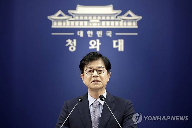 인사 브리핑 하는 성기홍 홍보수석 (서울=연합뉴스) 성기홍 홍보소통수석이 10일 청와대 기자회견장에서 신임 국무조정실장 임명 관련 브리핑을 하고 있다. 이재명 대통령은 임기근 기획예산처 차관을 국무조정실장으로 임명했다. 2026.7.10 [청와대통신사진기자단] xyz@yna.co.kr