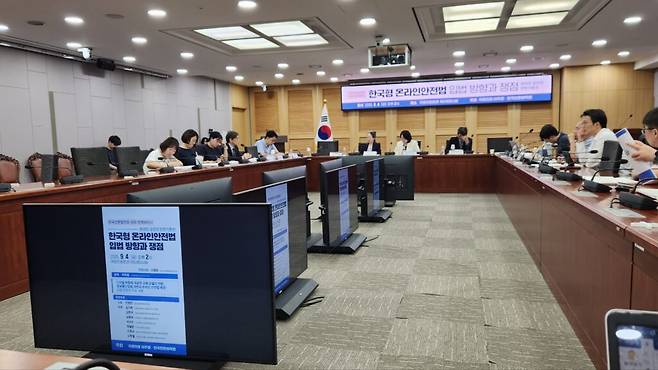 온라인안전법 입법의 가장 큰 방향은 불법·유해정보 대응의 1차 책임을 국가에서 플랫폼으로 옮기는 데 있다. 다만 유럽연합(EU) 디지털서비스법(DSA), 영국 온라인안전법, 호주 온라인안전법 가운데 어느 하나를 그대로 가져오는 방식은 쉽지 않다. 그래서 제안된 것이 한국의 현행 제도와 결합하는 한국형 온라인안전법이다. (사진=테크42)