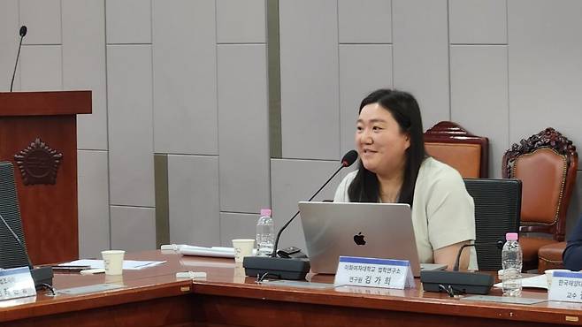 김가희 이화여자대학교 법학연구소 연구원은 불법정보와 유해정보를 구분하는 기준부터 보다 명확해야 한다고 봤다. 특히 허위조작정보는 콘텐츠의 외형만으로 판단하기 어렵고 유통 목적과 피해 여부 등 복합적인 사실 판단과 법적 판단이 필요하다는 점을 강조했다. (사진=테크42)