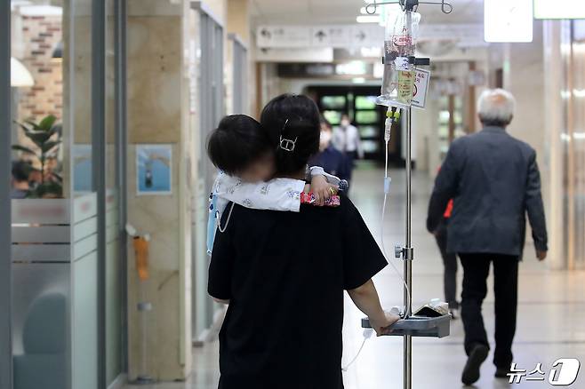 대구의 한 대학병원에서 소아환자를 품에 안은 보호자가 이동하고 있다. ⓒ 뉴스1 공정식 기자