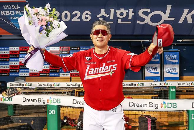 SSG 이숭용 감독이 9일 서울 잠실구장에서 열린 2026 KBO리그 두산전에서 통산 200승을 달성한 뒤 세리머니를 펼치고 있다. 사진 | SSG 랜더스