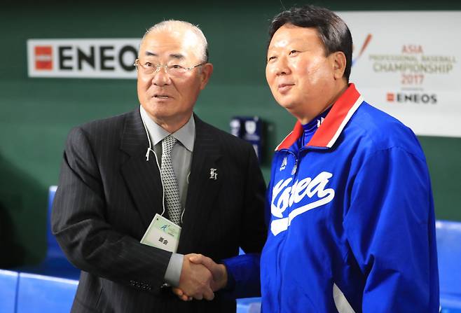 지난 2017년 일본 도쿄돔에서 열린 아시아프로야구챔피언십(APBC) 한국과 일본의 경기에 앞서 선동열 당시 대표팀 감독과 인사하는 장훈. 2026.9.10 연합뉴스