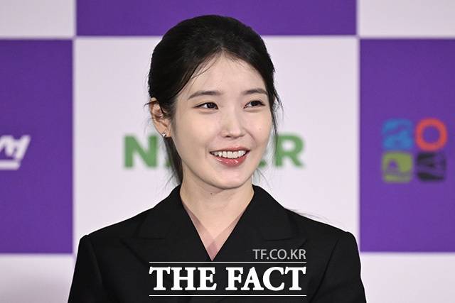 가수 아이유의 새 싱글 '이 별로부터'에 수록된 '이 별로부터'와 'Dear my crazy soulmate'가 주요 음원 차트 상위권을 차지했다. 사진은 아이유가 7월 7일 오전 서울 용산구 CGV 용산아이파크몰에서 열린 '제5회 청룡시리즈어위즈 핸드프린팅' 행사에 참석한 모습이다./송호영 기자