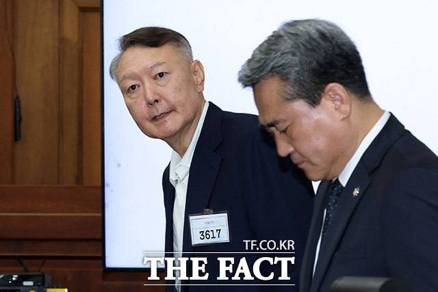 민중기 특별검사팀(김건희 특검)이 정치브로커 명태균 씨로부터 2700만 원 상당의 여론조사 결과를 무상으로 제공받은 혐의로 기소된 윤석열 전 대통령에게 항소심에서도 징역 4년을 구형했다. /사진공동취재단