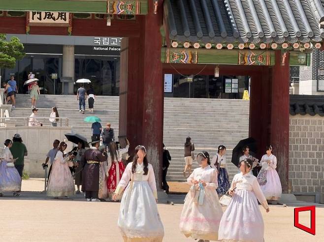 지난 4일 서울 종로구 경복궁에서 외국인 관광객들이 한복을 입고 경내를 둘러보고 있다. 박호수 기자