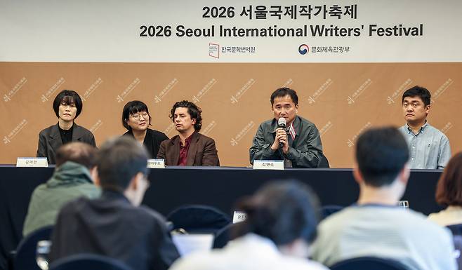 왼쪽부터 김애란·벵하민 라바투트·김연수 작가, 서효인 시인. /임지훈 기자