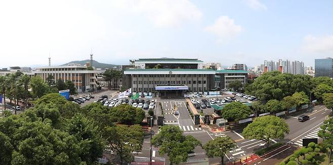 제주특별자치도청 전경. 제주도는 전국 지방자치단체 가운데 처음으로 1과 3팀 규모의 노동안전감독관 전담조직을 설치했다. 사진=제주특별자치도 제공