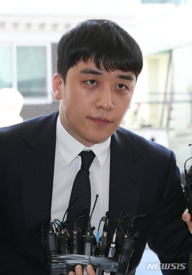 [서울=뉴시스] 고범준 기자 = 상습도박 및 외국환거래법 위반 혐의로 입건된?그룹 빅뱅 출신 가수 승리가 24일 오전 조사를 받기 위해 서울 중랑구 서울지방경찰청 지능범죄수사대에 출석하고 있다. 2019.09.24. bjko@newsis.com