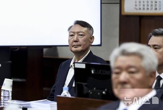 [서울=뉴시스] 사진공동취재단 = 윤석열 전 대통령이 26일 서울 서초구 서울중앙지법에서 열린 특수공무집행방해, 직권남용 권리행사 방해 혐의 재판에 출석해 있다. 2025.09.26. photo@newsis.com