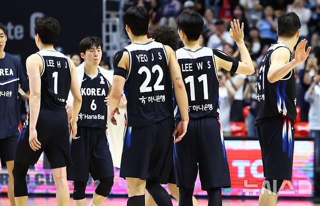 [수원=뉴시스] 황준선 기자 = 31일 경기 수원시 KT 소닉붐 아레나에서 열린 2027 국제농구연맹(FIBA) 월드컵 아시아 예선 대한민국과 사우디아라비아의 경기, 85-72로 승리한 대한민국 선수들이 자축하고 있다.  2026.08.31. hwang@newsis.com