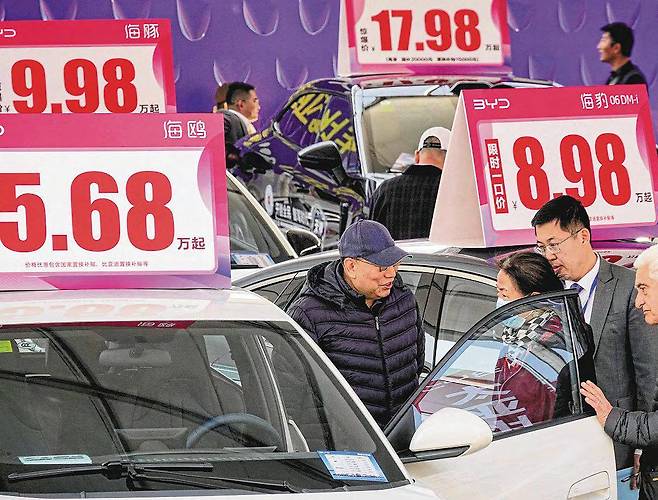 BYD 매장에 붙은 대형 할인가격표(로이터)