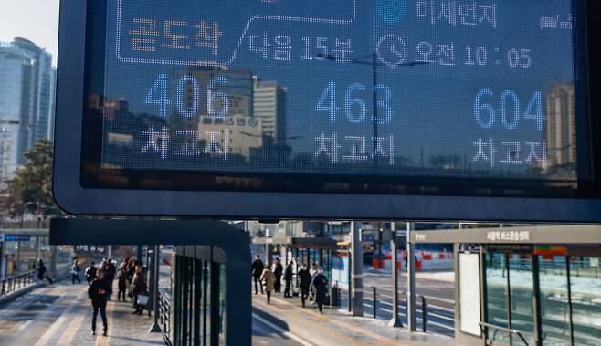 서울 시내버스가 전면 파업 중이던 지난 1월 13일&nbsp;서울 중구 서울역 버스 정류장 전광판에 차고지 표시가 나오고 있다. 최상수 기자