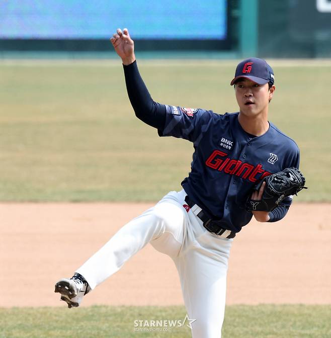 롯데 우완투수 윤성빈이 3월 24일 랜더스필드에서 열린 1016 프로야구 시범경기 SSG랜더스와 롯데자이언츠 경기 6회말 등판하고  있다.  2026.03.24. /사진=강영조 cameratalks@