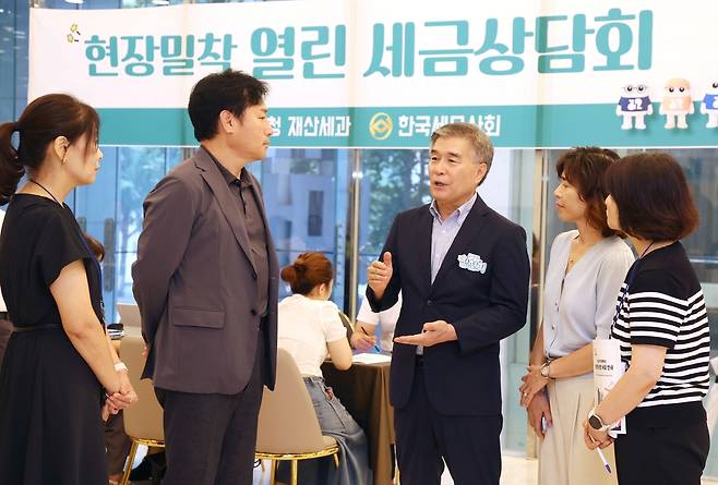 지난달 20일 세무상담회 현장을 찾은 김현기 강남구청장 [강남구 제공. 재판매 및 DB 금지]
