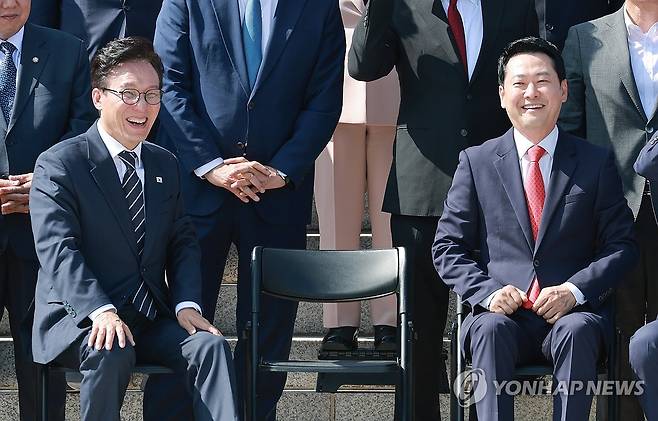 여야 대표, 기념 촬영 시작을 기다리며 (서울=연합뉴스) 신현우 기자 = 더불어민주당 김민석 대표와 국민의힘 장동혁 대표가 3일 국회 본청 앞에서 22대 국회 후반기 정기국회 개원 기념사진을 촬영 시작을 기다리며 밝은 표정을 하고 있다. 2026.9.3 nowwego@yna.co.kr