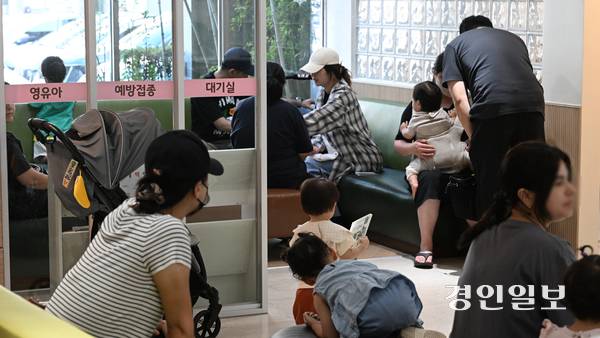 예년보다 이른 시기부터 독감 환자가 빠르게 늘고 있는 가운데 지난 7일 수원시내 한 소아·청소년과 의원이 진료를 보러 온 시민들로 북적이고 있다. 2026.9.7 /최은성기자 ces7198@kyeongin.com