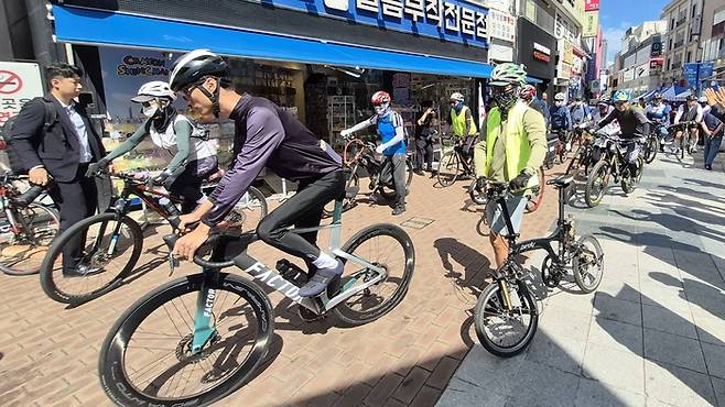 12일 대구 중구 동성로28아트스퀘어에서 열린 2026 지구를 위한 기후행동 참가자들이 자전거 대행진을 시작하고 있다. 조윤화 기자