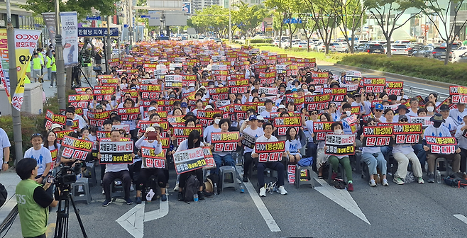 12일 오후 대구 중구 반월당역 인근에서 열린 퀴어문화축제 반대집회에서 참가자들이 퀴어(동성애) 반대 등이 적힌 손팻말을 들고 있다. 조윤화 기자