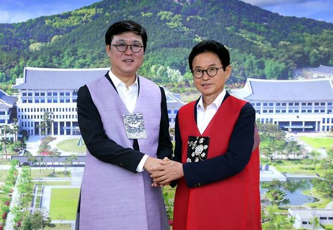 최휘영 문화체육관광부 장관이 12일 경북 안동 경북도청에서 이철우 경북도지사를 만나 기념촬영을 하고 있다. 문화체육관광부