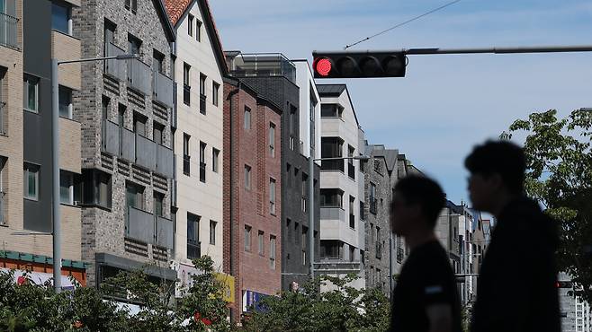 11일 오후 남성들이 경기도 평택시 고덕동 빌라촌 인근을 걷고 있다. 삼성전자 평택 캠퍼스 직원들이 많이 사는 평택시 서정동·고덕동 빌라촌은 최근 ‘월세 지원금 부정 수급 의혹’으로 어수선한 분위기다. /최기웅 기자