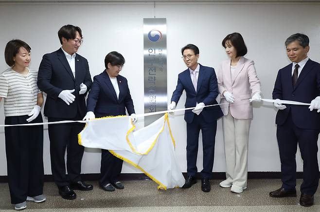 지난 10일 김진오 저출산고령사회위원회 부위원장(현판 오른쪽), 정은경 보건복지부 장관(현판 왼쪽) 등이 정부서울청사에서 인구전략위원회 출범 현판식을 하고 있다. 그러나 정부에 합계출산율이나 인구 목표치는 공식적으로 없는 상태다./뉴시스