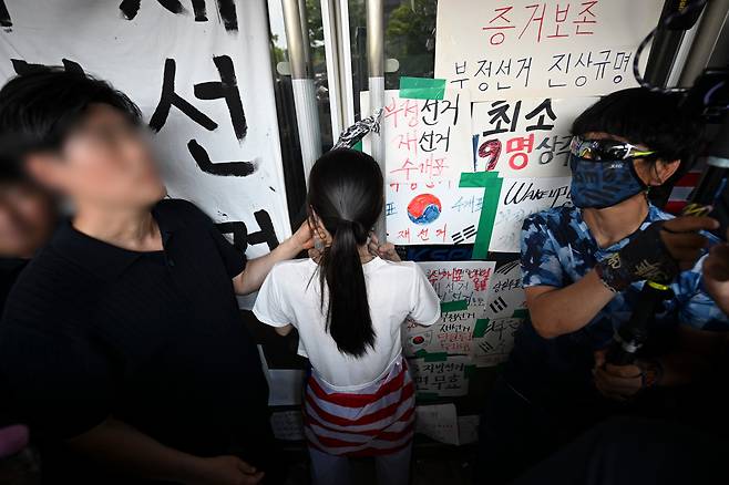 지난 7월 16일 서울 송파구 올림픽공원 개표소 봉쇄 시위 현장에서 체육단체 관계자들의 진입을 막고 있는 30대 여성 오자연 씨. /뉴스1