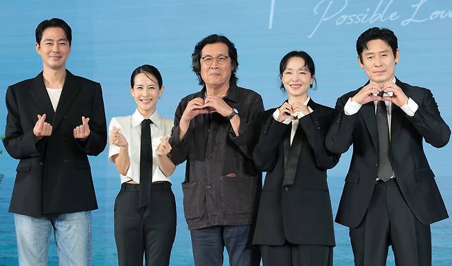 배우 조인성(왼쪽부터)과 조여정, 이창동 감독, 전도연, 설경구가 8월 25일 서울 마포구 호텔 나루 서울 엠갤러리에서 열린 넷플릭스 영화 ‘가능한 사랑’ 제작보고회에 참석해 포즈를 취하고 있다. ‘가능한 사랑’은 해고 노동자와 그의 아내 그리고 다큐멘터리 감독과 그녀의 남편, 두 부부가 다큐멘터리 제작을 위해 만나 서로 다른 삶과 숨은 욕망을 마주하는 이야기를 그린 작품이다. /뉴스1